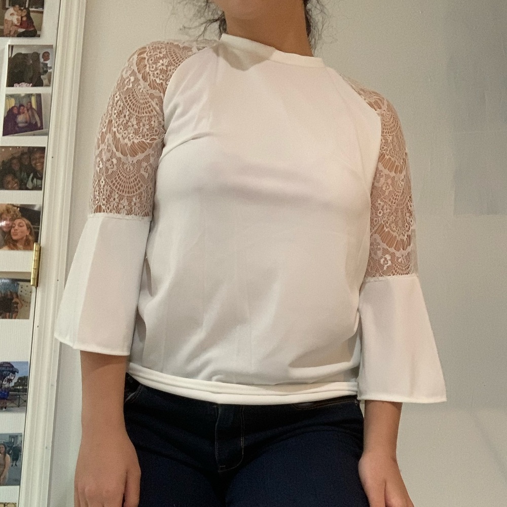 White lace shoulder shirt❤️